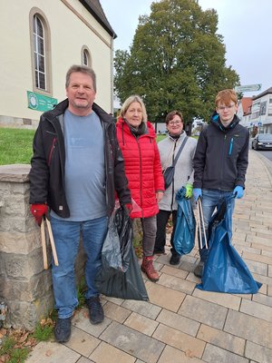 Herbstputz-GreenTeam am 12.10.2024: Ein Teil des Green-Teams vor der Ihringshäuser Kirche.